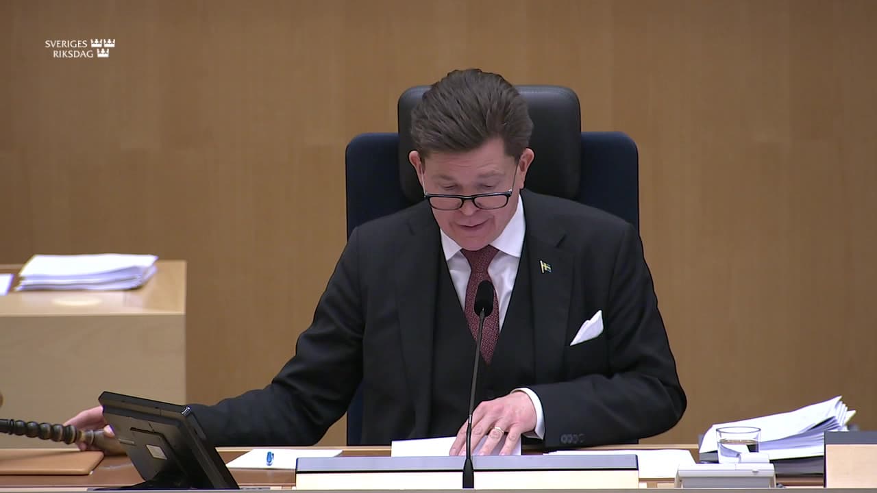 Stillbild från Beslut, Beslut: Riksbankens finansiering