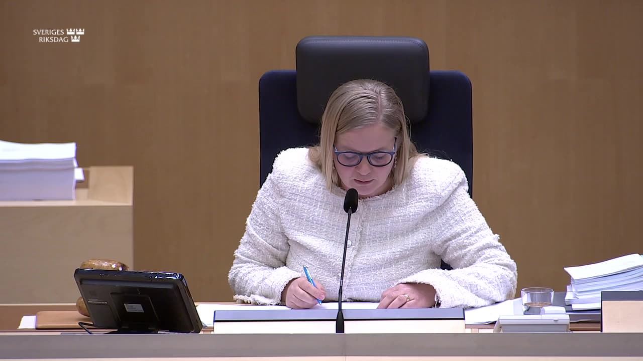 Stillbild från Beslut, Beslut: Integration