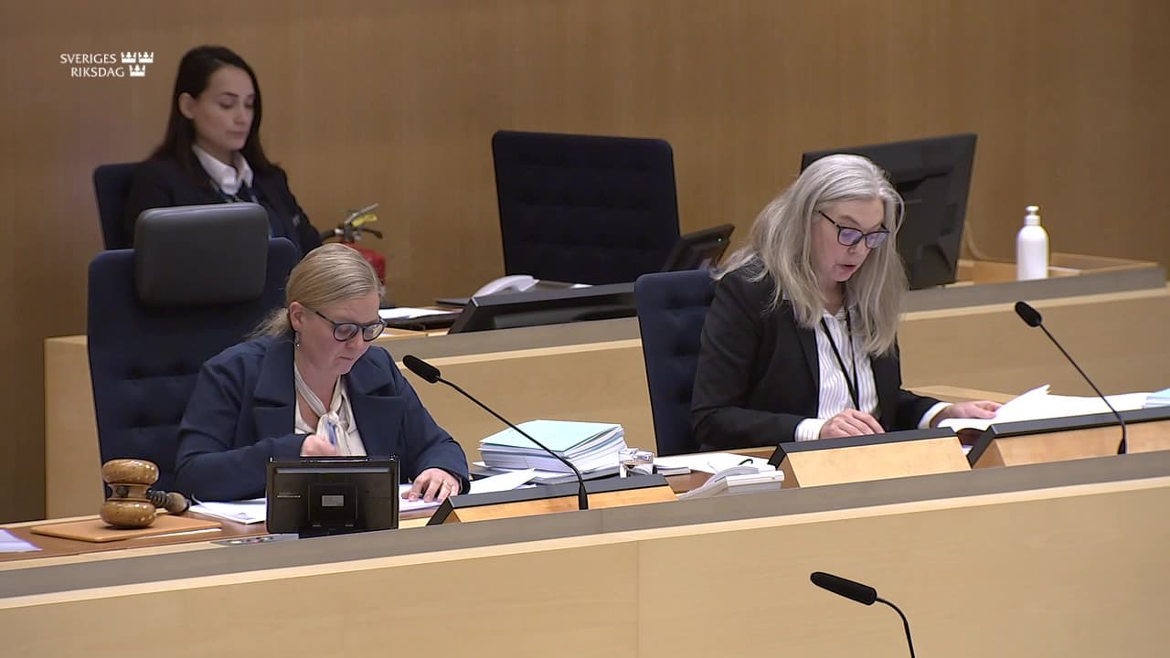 Stillbild från Beslut, Beslut: Public service, film och dataspel