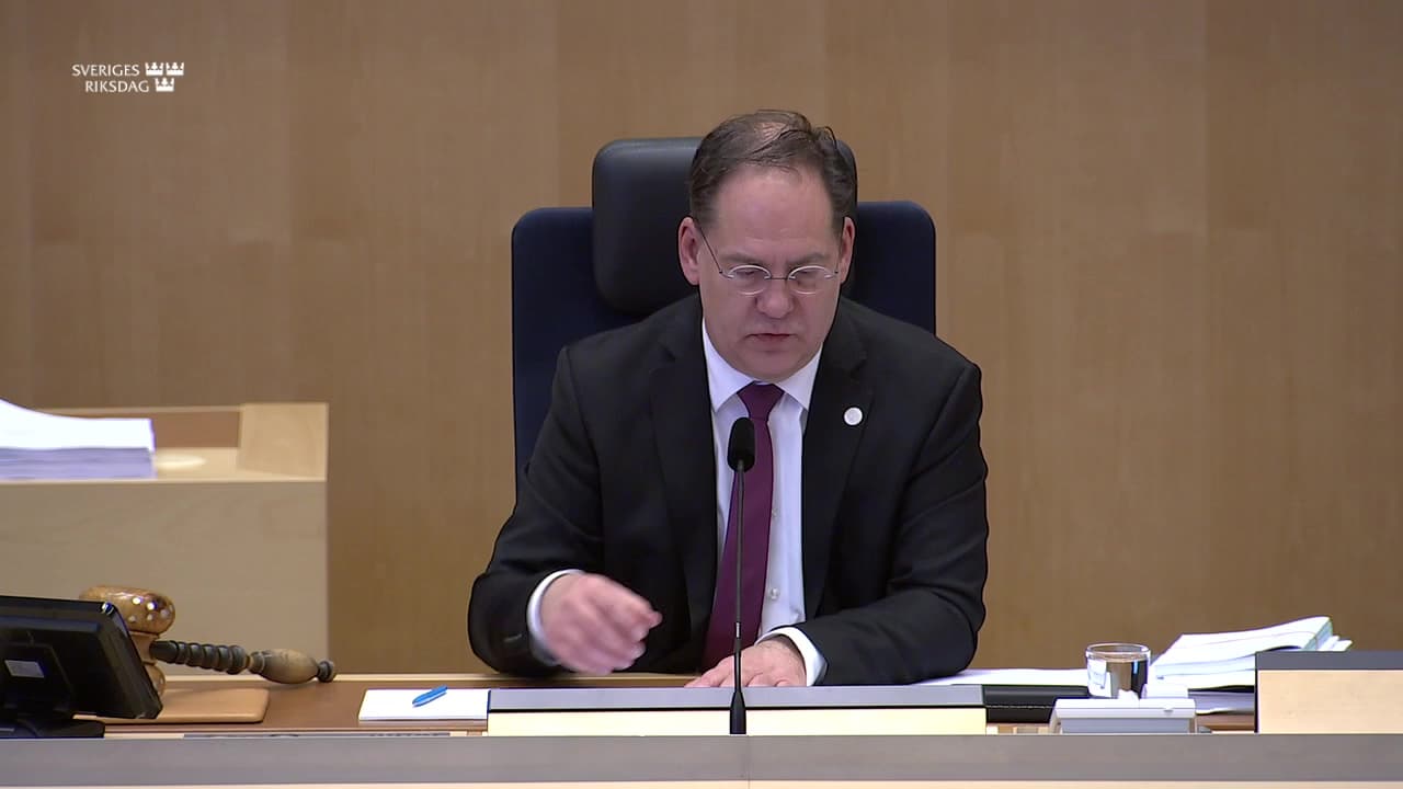 Stillbild från Beslut, Beslut: Internationellt bistånd