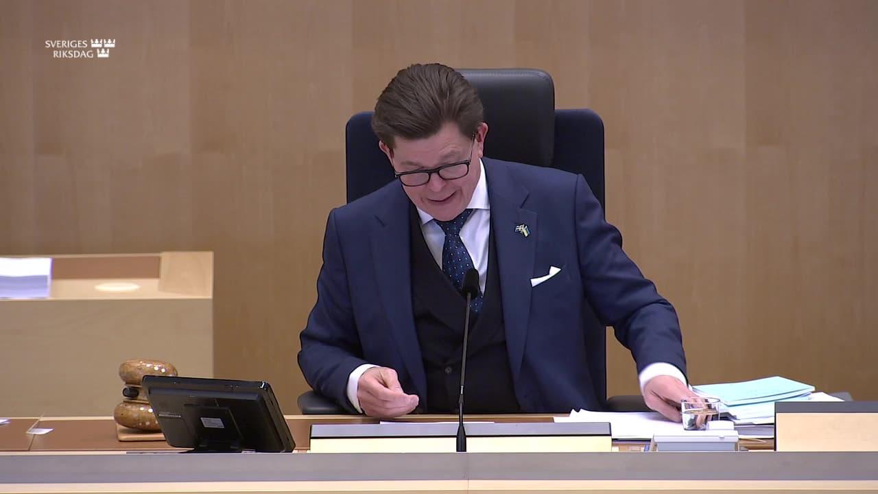 Stillbild från Beslut, Beslut: Trossamfund och begravningsfrågor