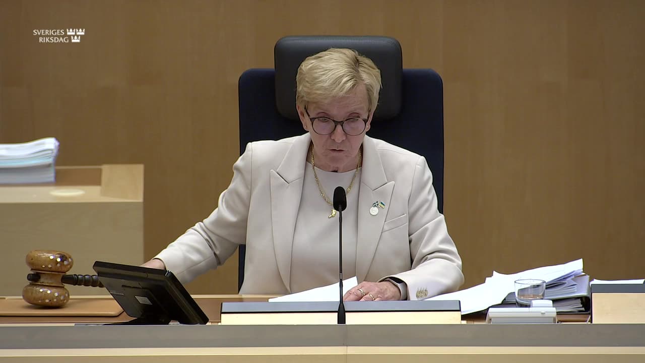 Stillbild från Beslut, Beslut: Vapenfrågor