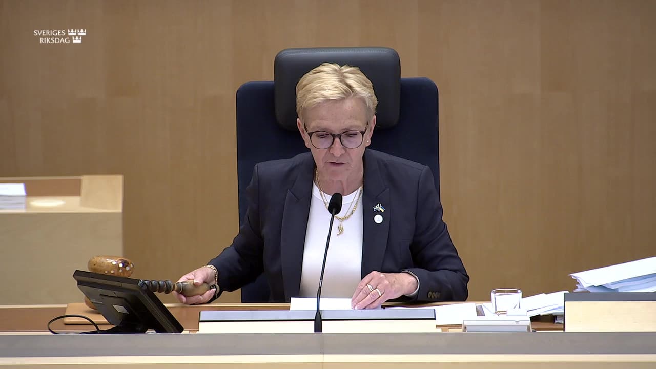 Stillbild från Beslut, Beslut: Indragna eller minskade socialförsäkringsförmåner för den som undanhåller sig verkställighet av häktning eller frihetsberövande påföljd