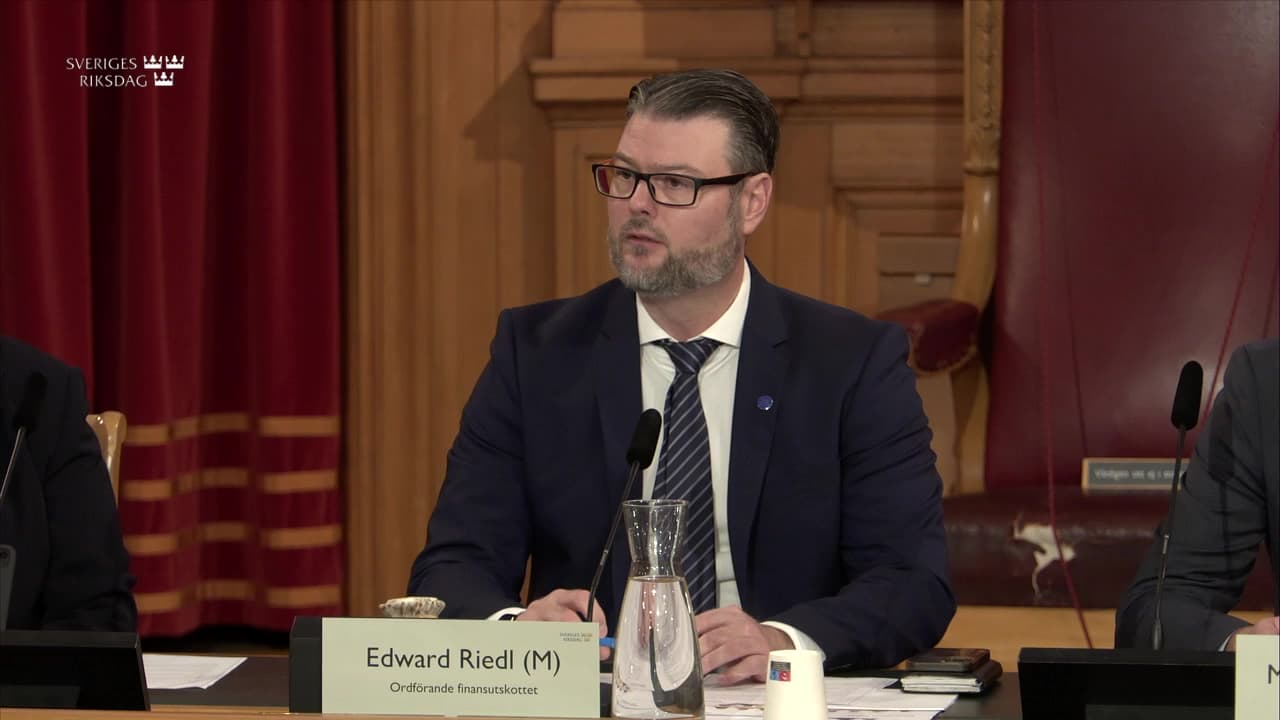 Stillbild från Öppet sammanträde, Finansutskottets öppna sammanträde om riksrevisorns årliga rapport och Riksrevisionens uppföljningsrapport