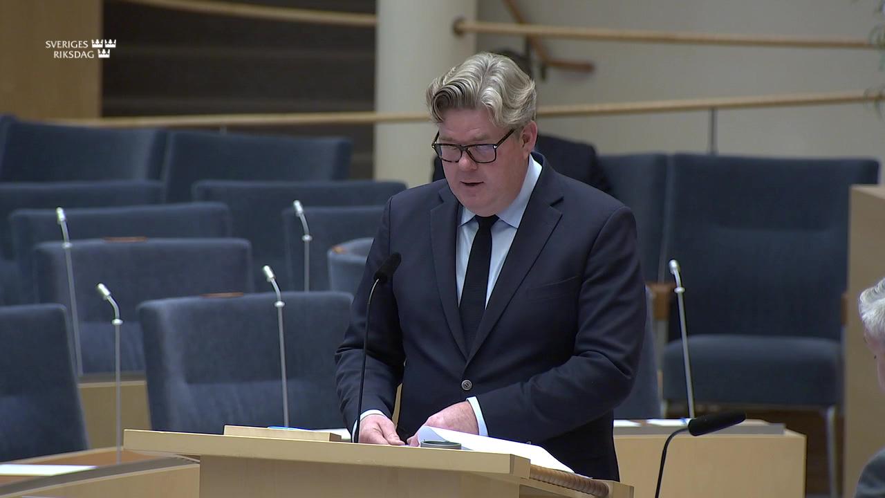 Stillbild från Interpellationsdebatt, Polisens krav på att stoppa matcher vid organiserad maskering