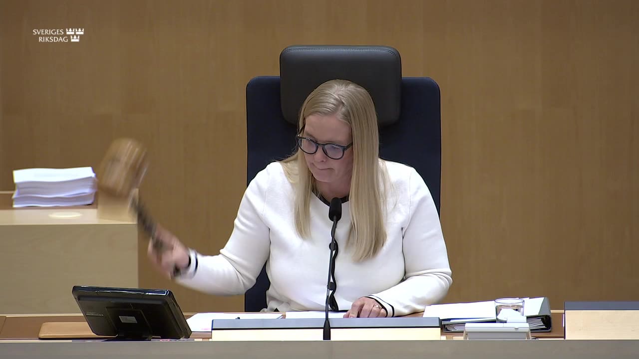 Stillbild från Beslut, Beslut: Kriminalisering av oskuldskontroller, oskuldsintyg och oskuldsingrepp