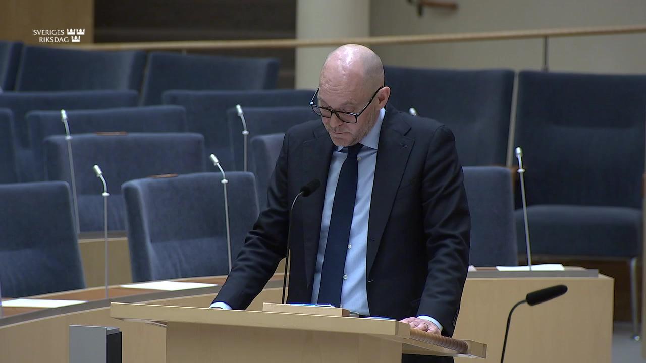 Stillbild från Interpellationsdebatt, Sänkningen av aktivitetsstödet