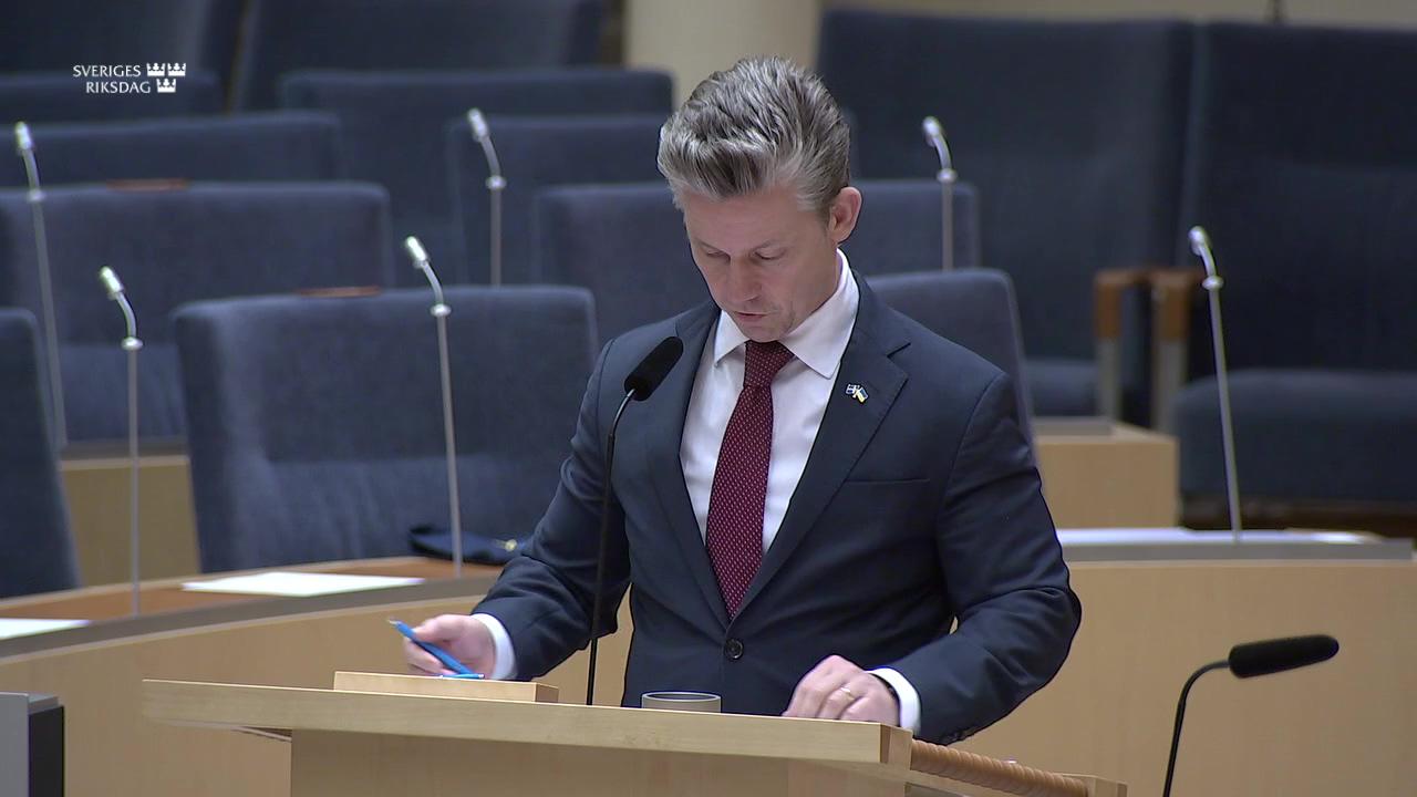 Stillbild från Interpellationsdebatt, Fler reservofficerare