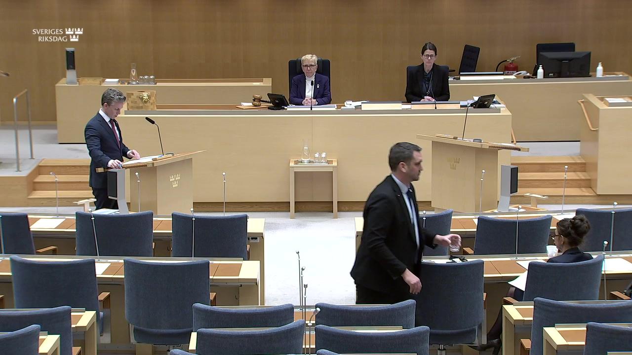 Stillbild från Interpellationsdebatt, Uppgifter om missförhållanden inom Försvarsmaktens hundtjänst  