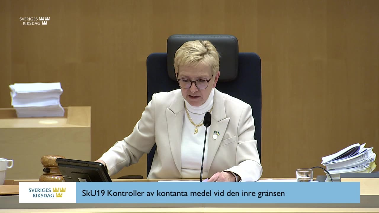 Stillbild från Beslut, Beslut: Kontroller av kontanta medel vid den inre gränsen