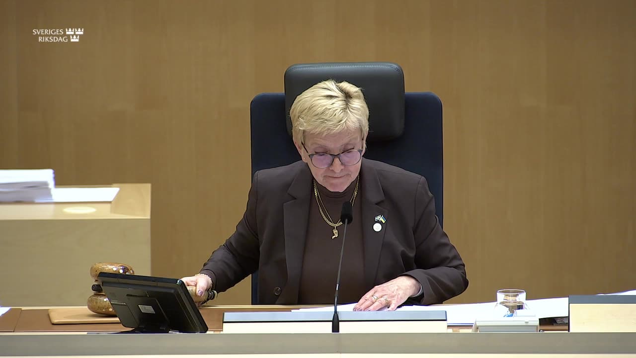 Stillbild från Beslut, Beslut: Riksrevisionens rapport om avgiftsbelagda tjänster