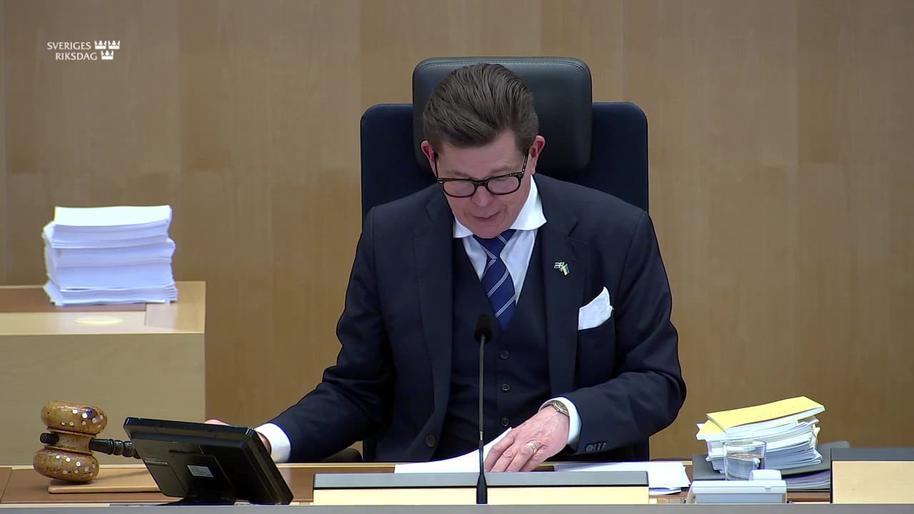 Stillbild från Beslut, Beslut: Internationella relationer