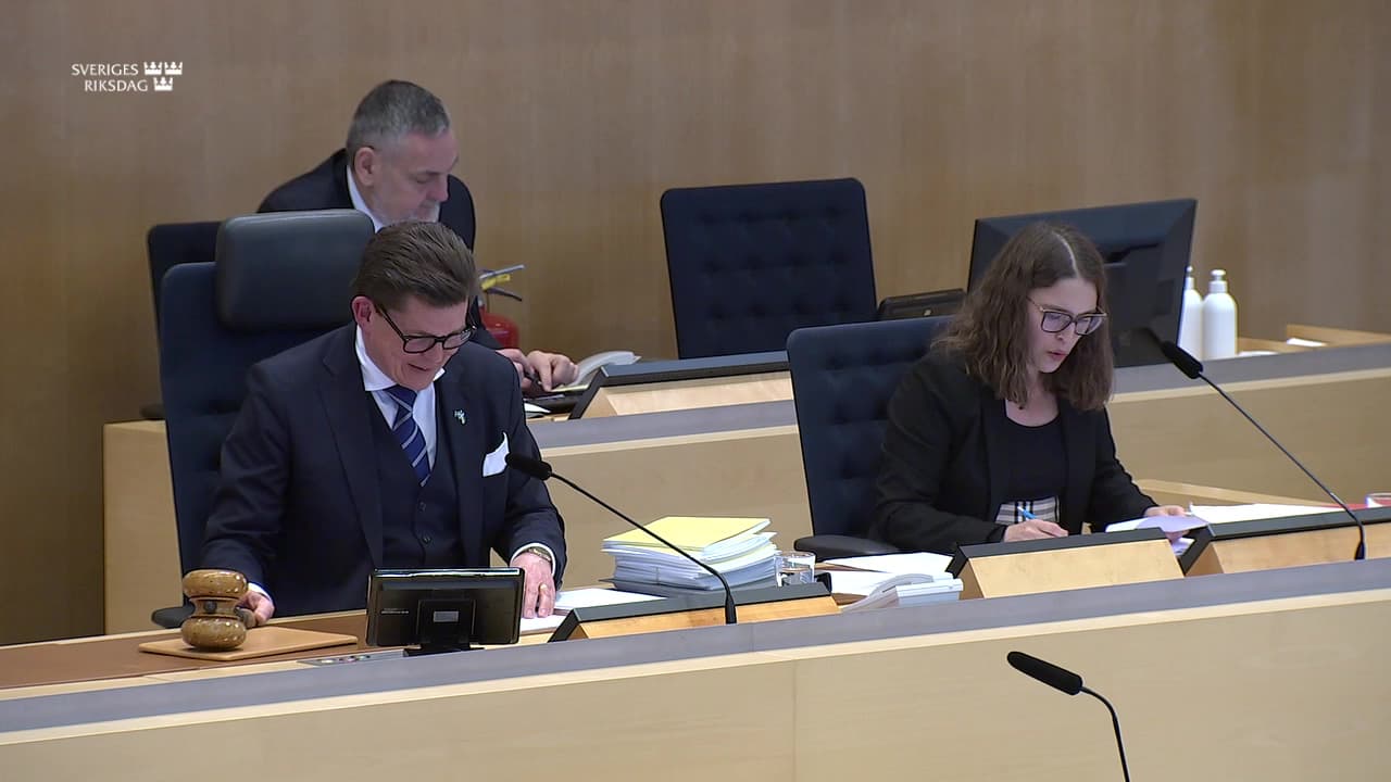 Stillbild från Beslut, Beslut: Terrorism