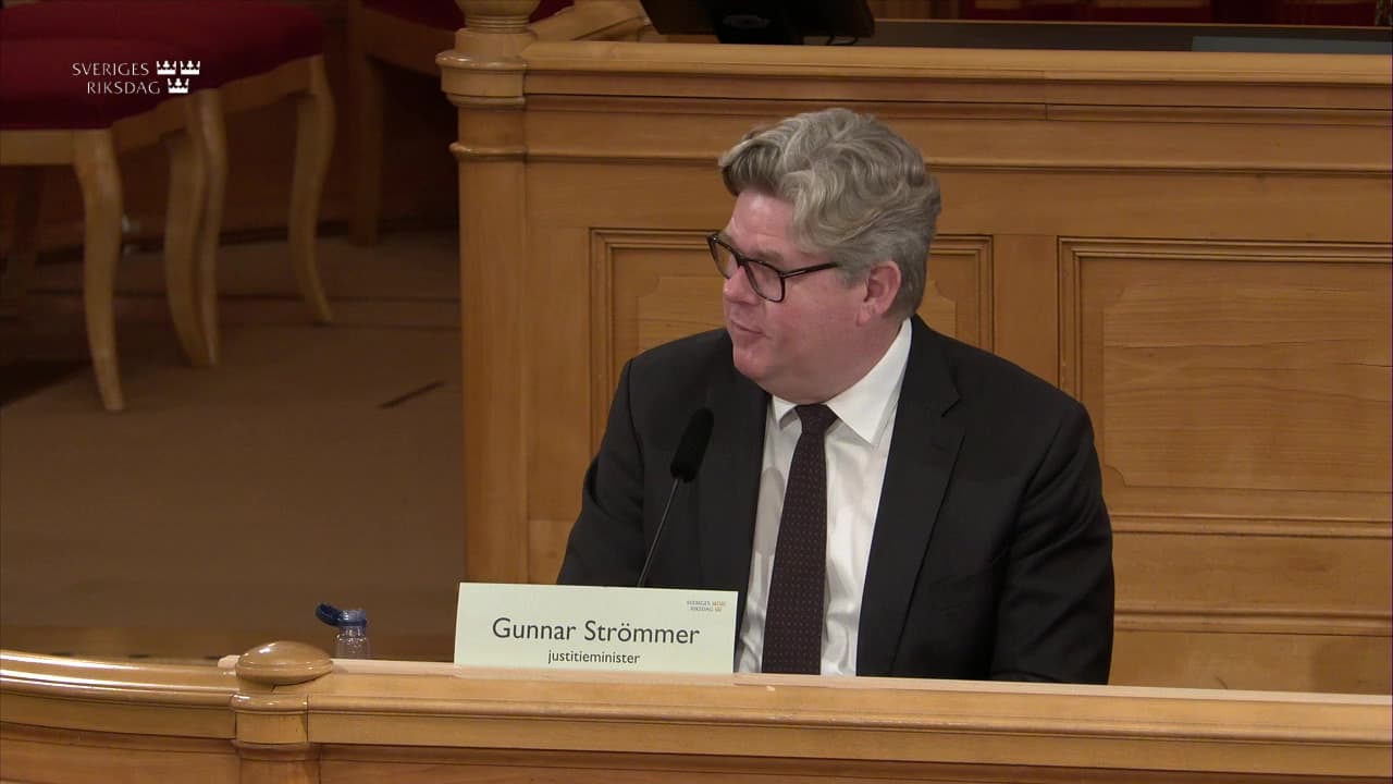 Stillbild från Öppen utfrågning, KU-utfrågning med justitieminister Gunnar Strömmer (M)