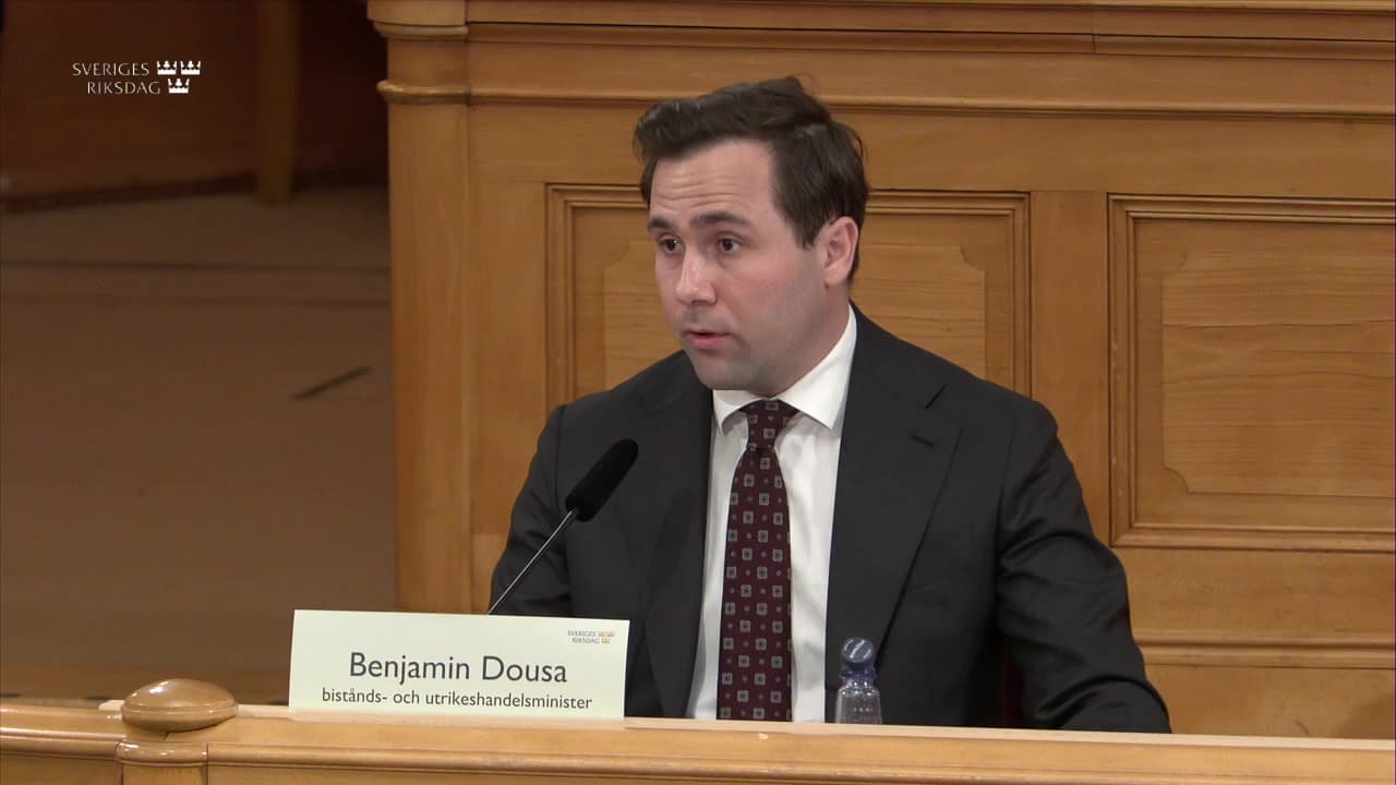 Stillbild från Öppen utfrågning, KU-utfrågning med bistånds- och utrikeshandelsminister Benjamin Dousa (M)