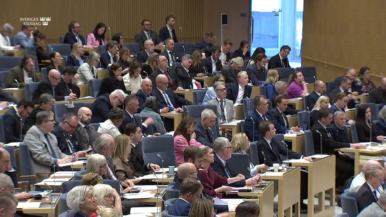 Stillbild från Beslut, Beslut: Slopat krav på introduktionsutbildning för övningskörning