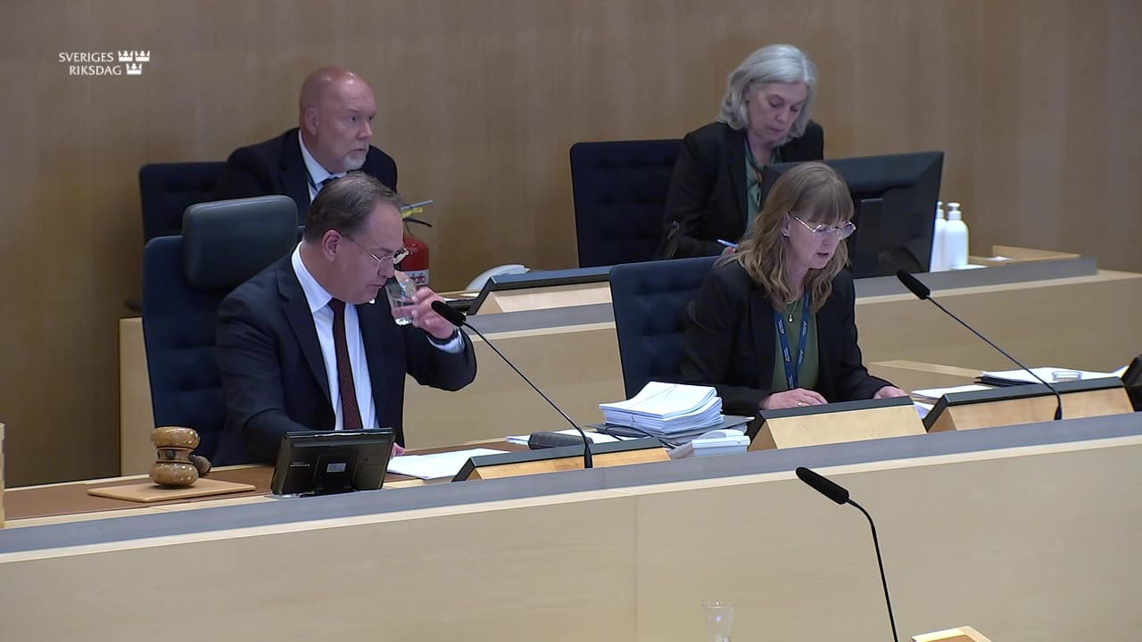 Stillbild från Beslut, Beslut: Stärkta insatser för äldre och för de som vårdar eller stöder närstående