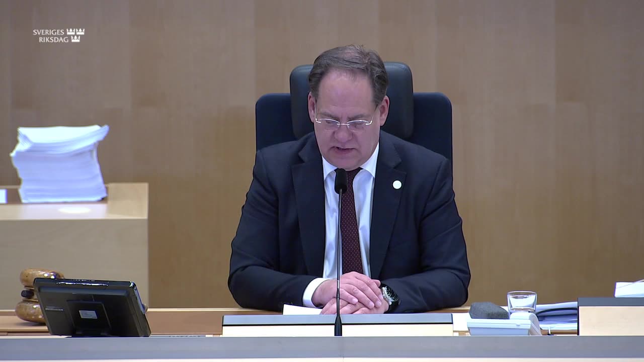 Stillbild från Beslut, Beslut: Stärkt säkerhet vid allmänna sammankomster och offentliga tillställningar