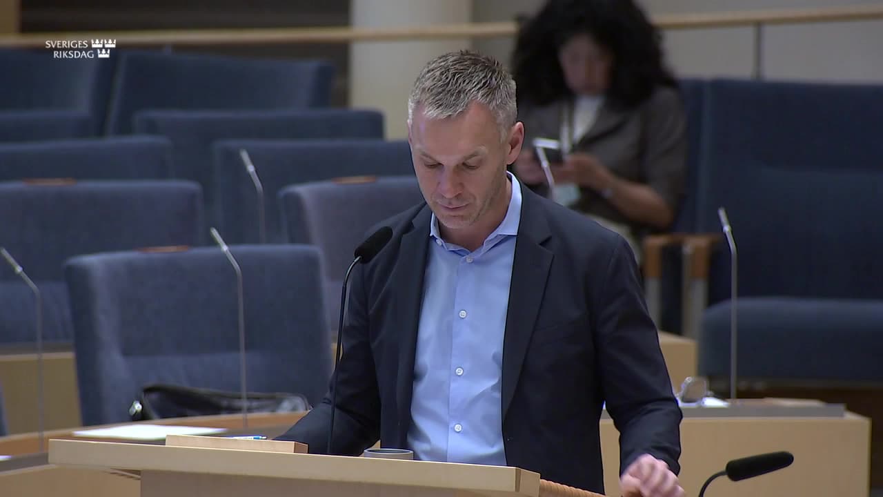 Stillbild från Interpellationsdebatt, Opinionsbildning och aktivism inom myndigheter
