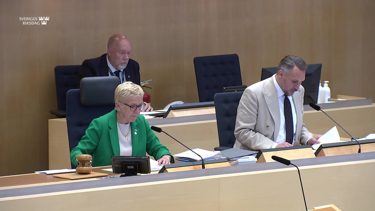 Stillbild från Beslut, Beslut: Humanitärt bistånd