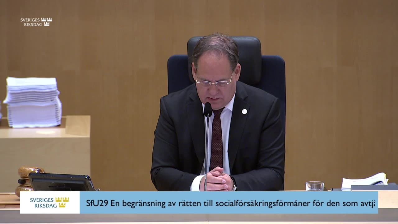 Stillbild från Beslut, Beslut: En begränsning av rätten till socialförsäkringsförmåner för den som avtjänar fängelsestraff i kontrollerat boende eller som avtjänar säkerhetsförvaring