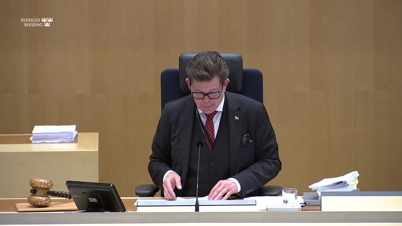 Stillbild från Beslut, Beslut: Uppskov med behandlingen av ett ärende