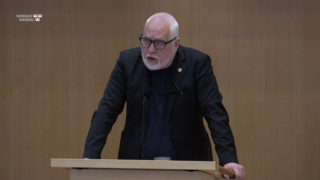 Stillbild från Debatt om förslag, En betald polisutbildning