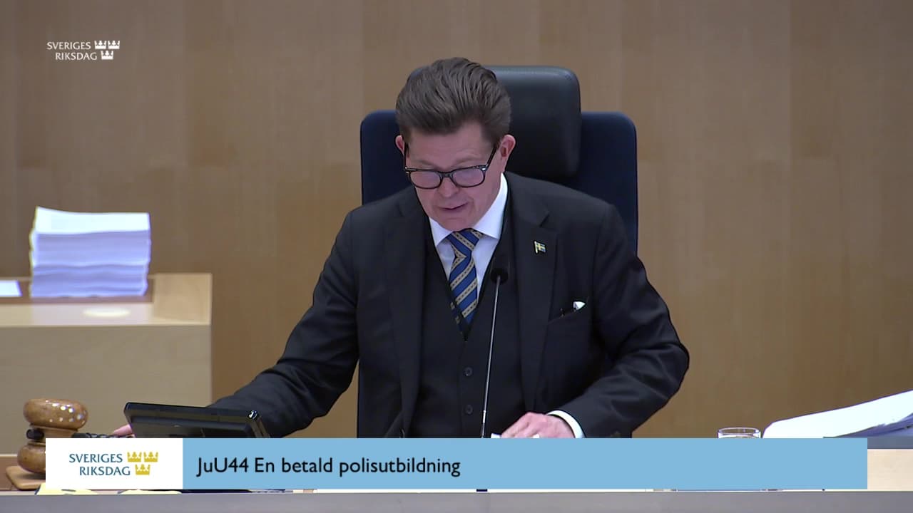 Stillbild från Beslut, Beslut: En betald polisutbildning