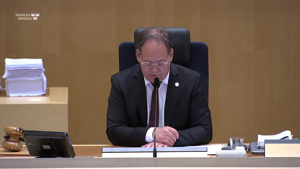 Stillbild från Beslut, Beslut: Skärpta regler om uppsikt och förvar