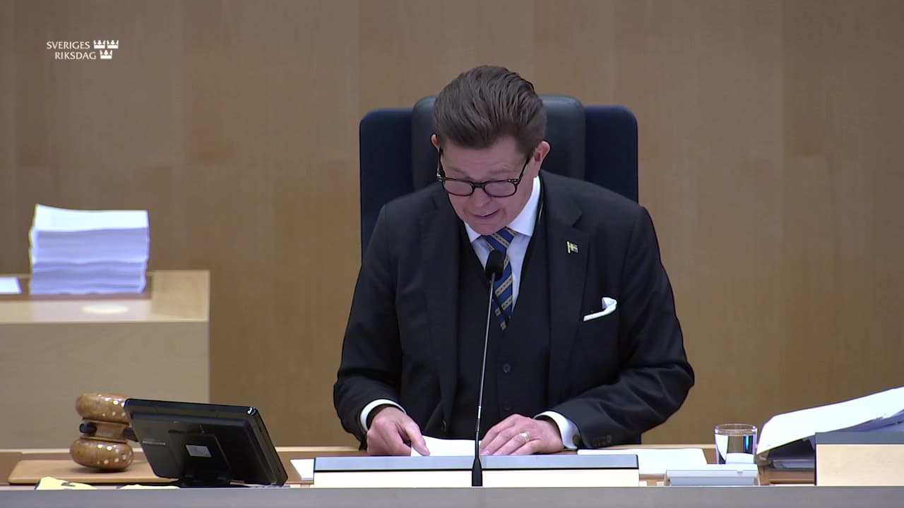 Stillbild från Beslut, Beslut: Skärpta regler om uppsikt och förvar