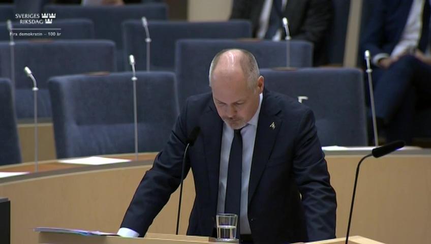 Stillbild från Interpellationsdebatt, Betald polisutbildning