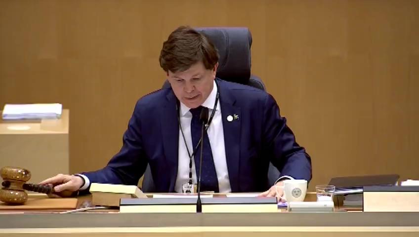 Stillbild från Debatt om förslag, Lärare och elever