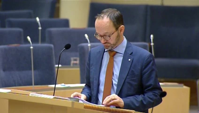 Stillbild från Interpellationsdebatt, Långa kötider till körprov