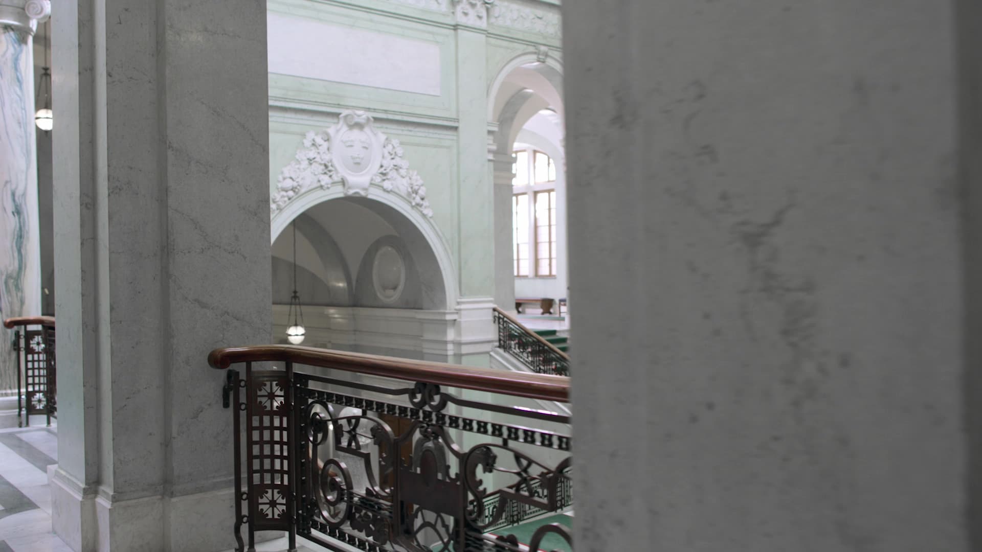Stillbild från Filmer om riksdagen, Trapphallen, sammanbindningsbanan, andrakammarsalen