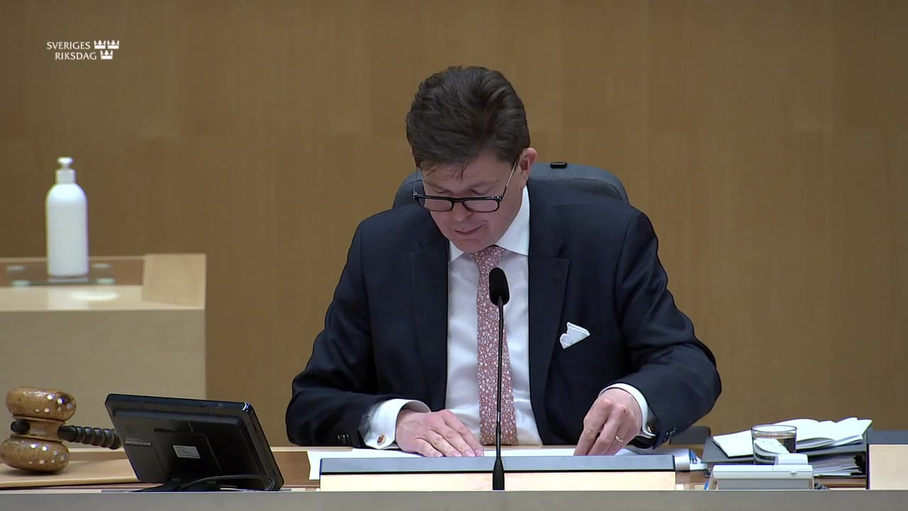 Stillbild från Beslut, Beslut: En skyldighet att lämna uppgifter till Adoptionskommissionen