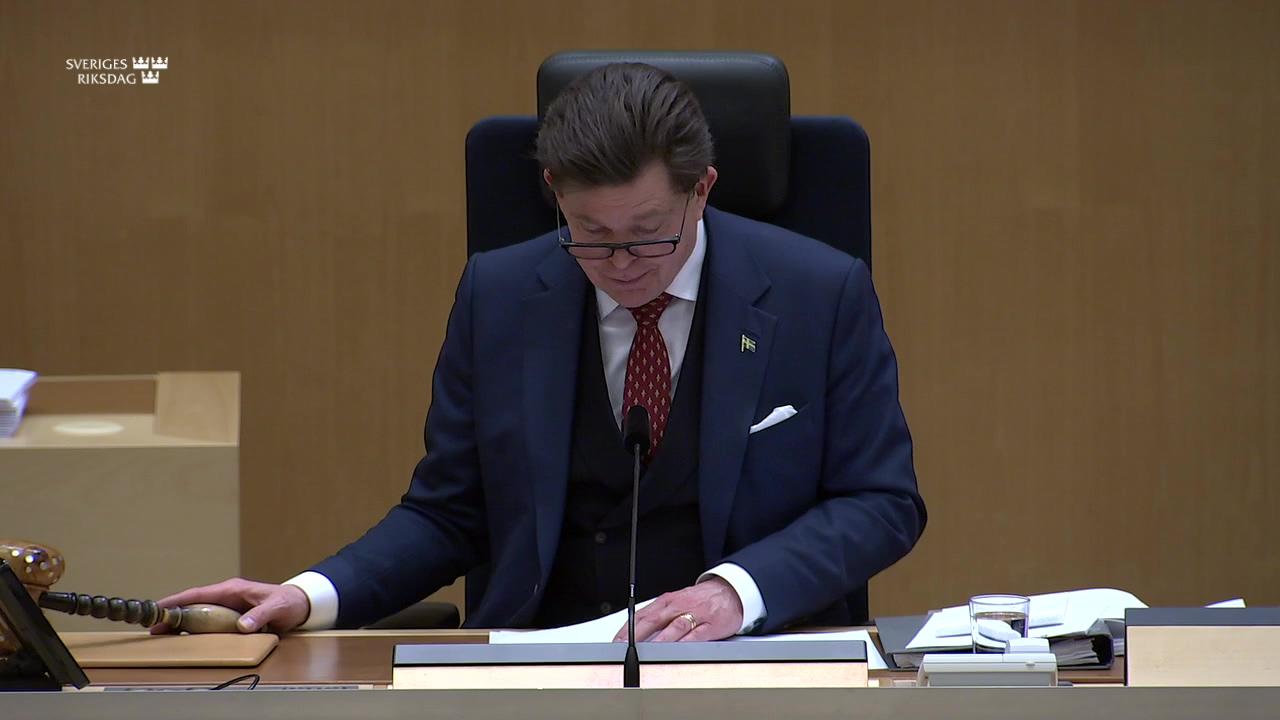 Stillbild från Beslut, Beslut: Vapenfrågor