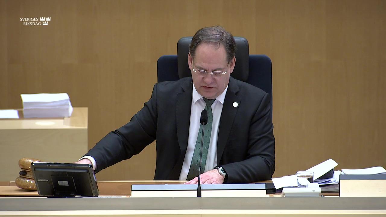 Stillbild från Beslut, Beslut: Integration