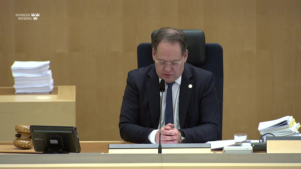 Stillbild från Beslut, Beslut: Genomförande av direktivet om skydd för personer som deltar i den offentliga debatten samt införande av en ny tredskodomssanktion