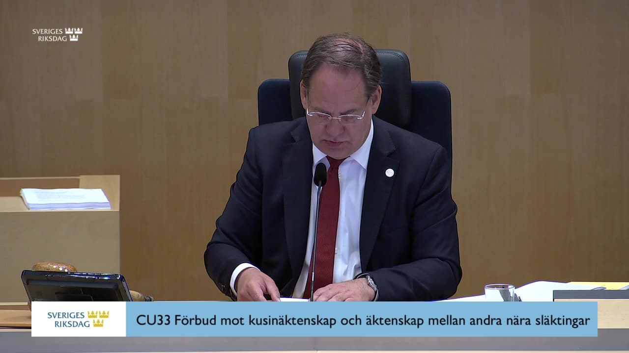 Stillbild från Beslut, Beslut: Förbud mot kusinäktenskap och äktenskap mellan andra nära släktingar