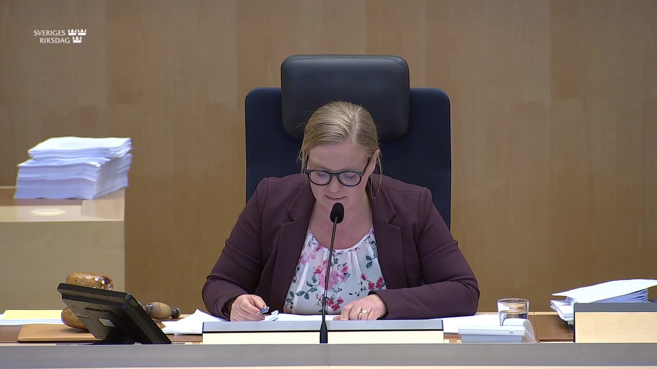 Stillbild från Beslut, Beslut: Ersättningsregler med brottsoffret i fokus