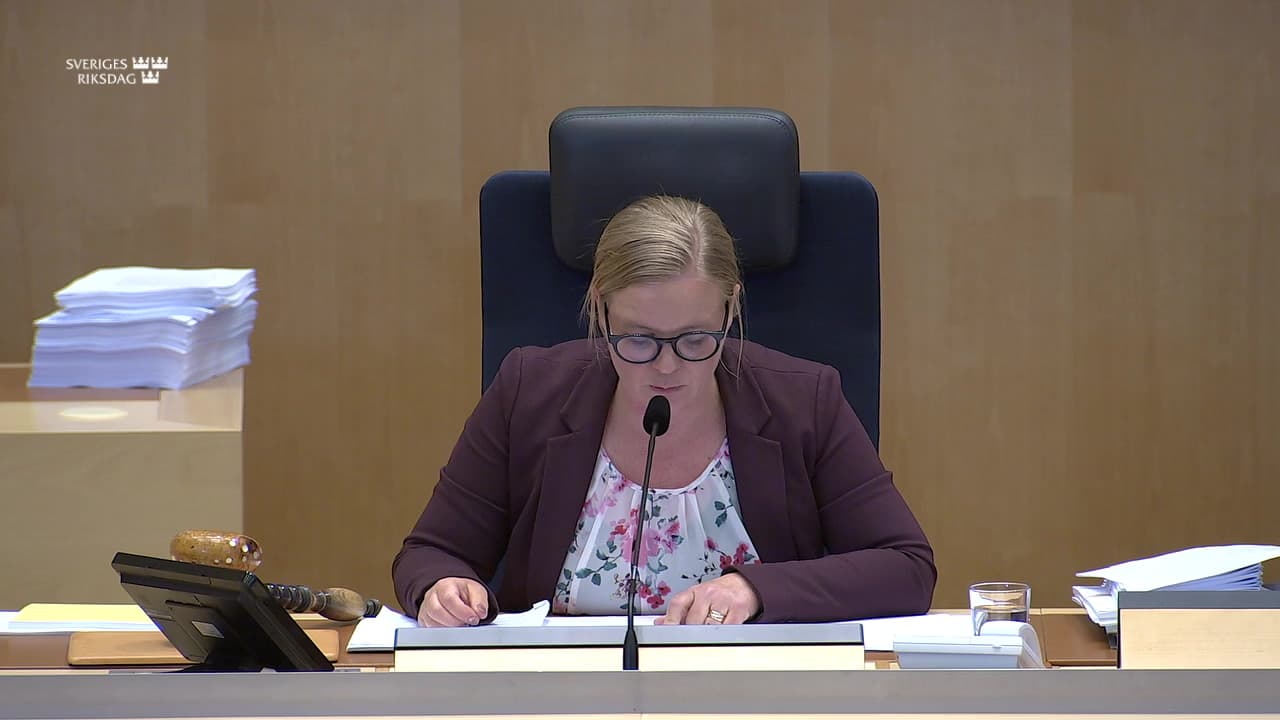 Stillbild från Beslut, Beslut: En ny mottagandelag