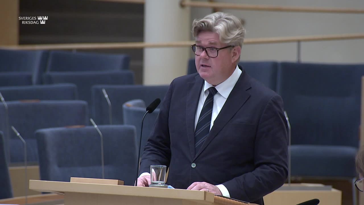 Stillbild från Interpellationsdebatt, Ändringar i grundlagen