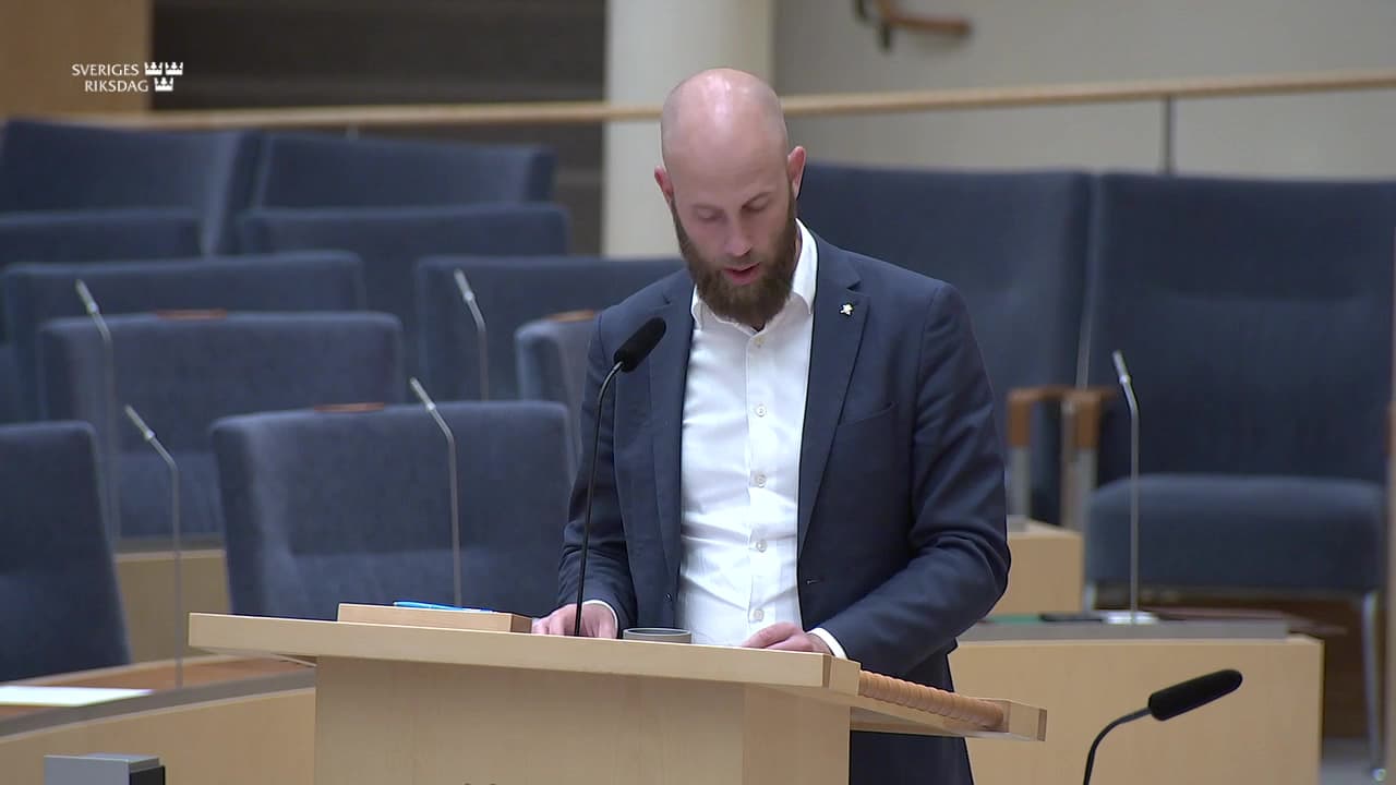 Stillbild från Interpellationsdebatt, Aktivering av civilplikt för bevakningsverksamhet
