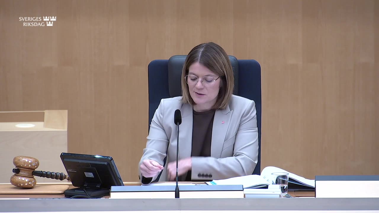 Stillbild från Beslut, Beslut: Hörande och tillfälligt överförande vid handläggning av en arresteringsorder